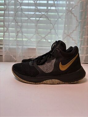 Nike Men’s Black & Gold Athletic Trainer